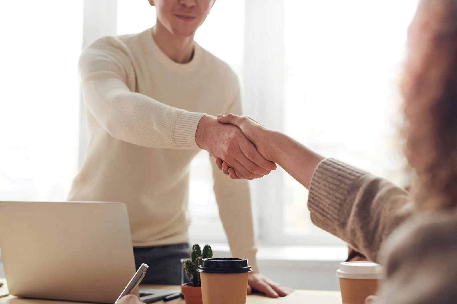 Reunión de consultoría empresarial: acuerdo entre consultor y cliente