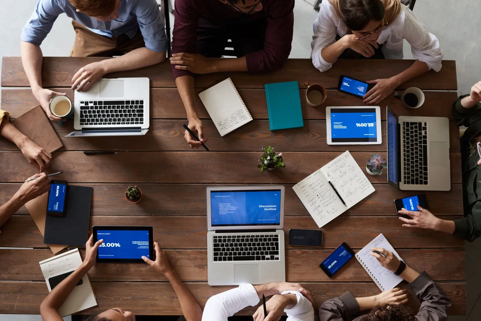 Equipo colaborando en un proyecto de transformación