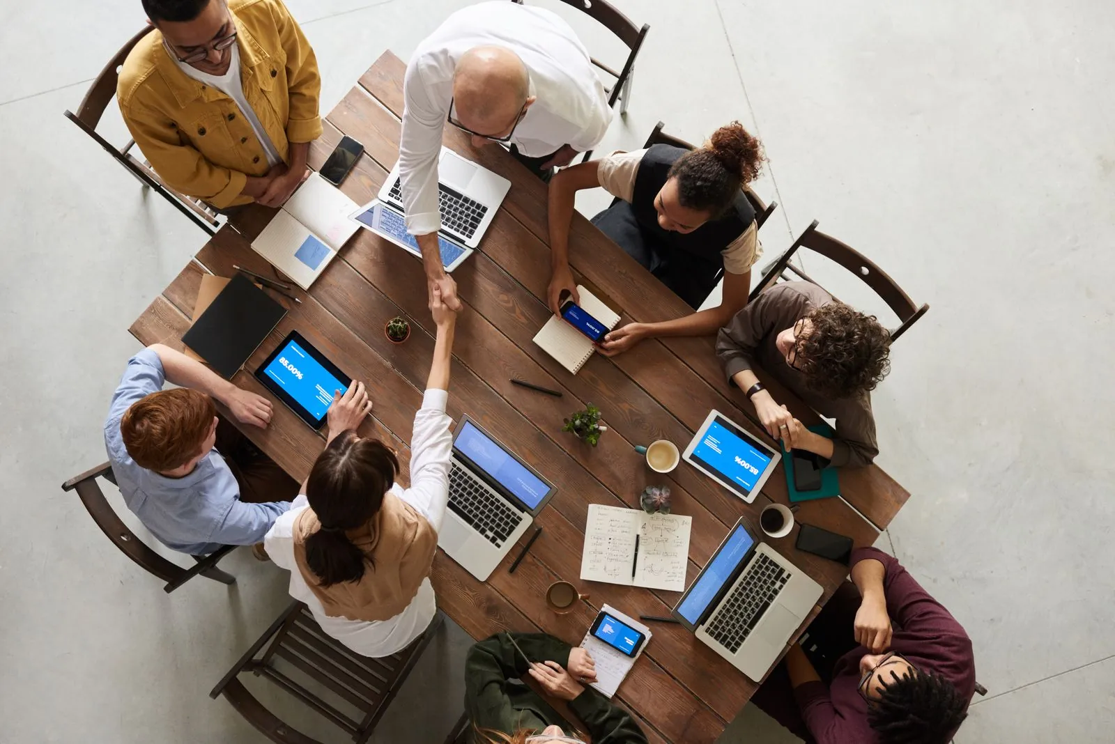 Equipo comercial revisando el pipeline de ventas en el CRM